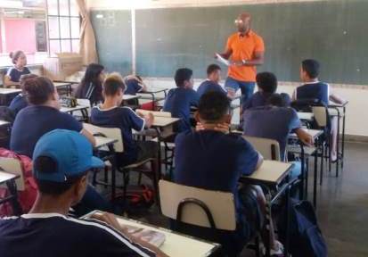 O responsável pelo departamento de patrimônio cultural da prefeitura municipal de Três Pontas, Ederson Malaquias, conversou com os alunos sobre as riquezas e histórias da cidade. Foto: Arquivo/Escola O responsável pelo departamento de patrimônio cultural da prefeitura municipal de Três Pontas, Ederson Malaquias, conversou com os alunos sobre as riquezas e histórias da cidade. Foto: Arquivo/Escola